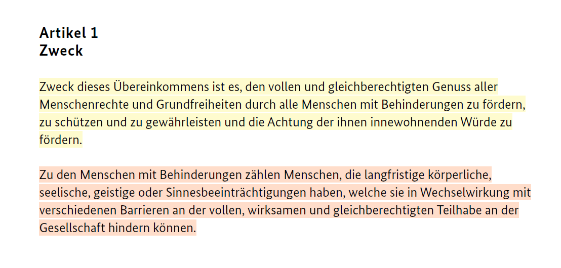 Textausschnitt aus Artikel 1 Zweck eines Übereinkommens. Der erste Absatz in gelb hervorgehoben beschreibt den Zweck als Förderung und Schutz der Menschenrechte und Grundfreiheiten für Menschen mit Behinderungen. Der zweite Absatz in rosa definiert Menschen mit Behinderungen als Personen mit langfristigen Beeinträchtigungen, die an der vollen gesellschaftlichen Teilhabe gehindert sein können.