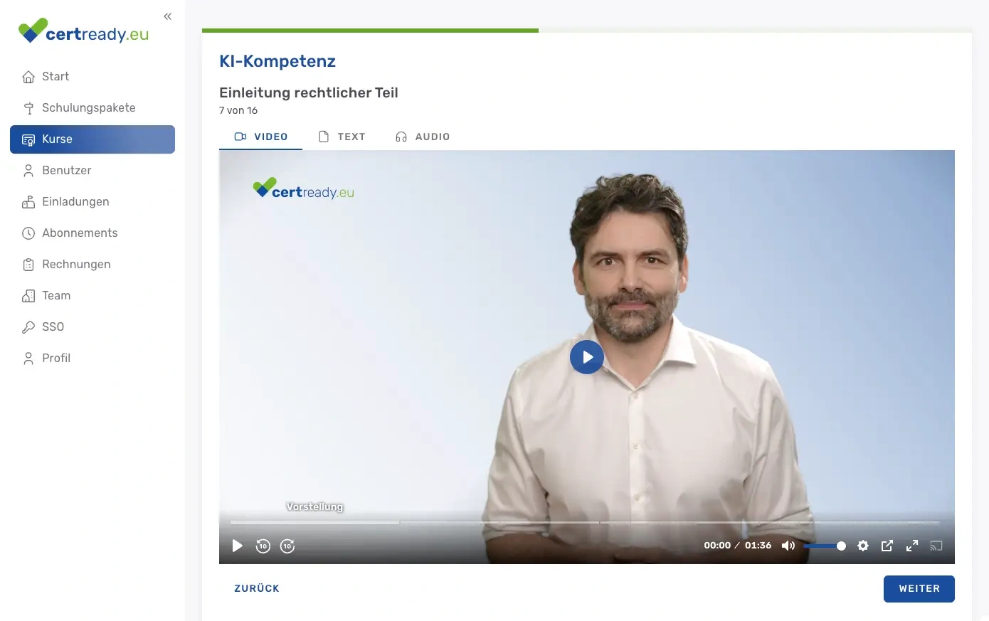 Screenshot der Plattform certready.eu mit Menü auf der linken Seite, das Einträge wie Start, Schulungspakete, Kurse, Benutzer, Einladungen, Abonnements, Rechnungen, Team, SSO und Profil enthält. Rechts auf dem Bild ist der Kurs KI-Kompetenz geöffnet mit der Einleitung rechtlicher Teil, welche als 7 von 16 angezeigt wird. Auswahl zwischen Video, Text und Audio möglich.