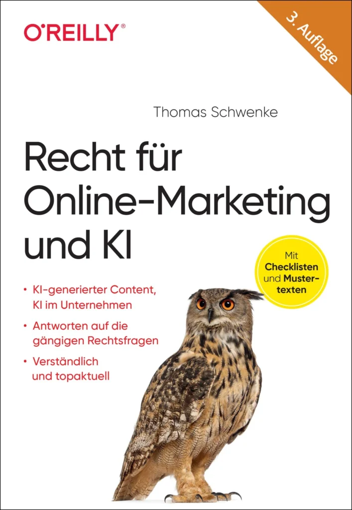 Dr. Schwenke hält das Buch Recht für Online-Marketing und KI hoch.